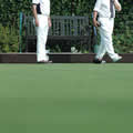 peole playing bowls match